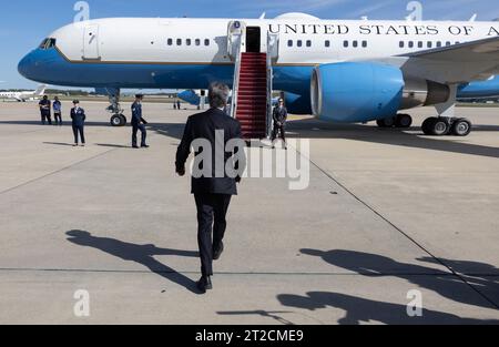 Il Segretario di Stato Antony J. Blinken cammina fino al suo aereo alla base congiunta Andrews nella contea di Prince George, MD, prima di salire a bordo di un aereo in rotta per Israele, 11 ottobre 2023. [Foto ufficiale del Dipartimento di Stato di Chuck Kennedy/pubblico dominio] Foto Stock