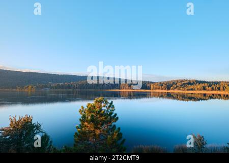 Bolu, Turchia - 16 ottobre 2023: Vista sul lago Abant. Paesaggio del lago e della catena montuosa ricoperti da pini nel Parco Nazionale di Abant Foto Stock