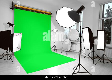 Composizione chiave Chroma. Sfondo verde e attrezzature in studio Foto Stock