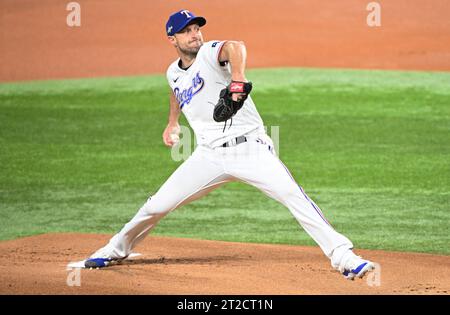 Arlington, Stati Uniti. 18 ottobre 2023. Il lanciatore titolare dei Texas Rangers Max Scherzer lanciò il primo inning contro gli Houston Astros in gara 3 degli ALCS al Globe Life Field di Arlington, Texas, mercoledì 18 ottobre 2023. Foto di Ian Halperin/UPI credito: UPI/Alamy Live News Foto Stock