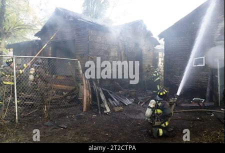 St Louis, Stati Uniti. 18 ottobre 2023. St I vigili del fuoco Louis utilizzano tubi flessibili per spegnere i punti caldi di due case durante la revisione, che hanno preso fuoco nella zona nord di St. Louis mercoledì 18 ottobre. 2023. Foto di Bill Greenblatt/UPI credito: UPI/Alamy Live News Foto Stock