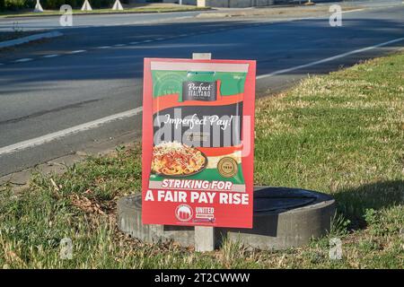 19 ottobre 2023 Stanhope Victoria Australia. Un Placard che espone i prodotti caseari prodotti nello stabilimento di Stanhope Fonterra. I lavoratori del settore lattiero-caseario trasportano conducenti di autocisterne per il latte che colpiscono una migliore retribuzione. Foto Stock