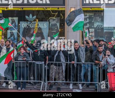 NEW YORK, N.Y. – 13 ottobre 2023: I manifestanti pro-palestinesi si radunano durante una protesta a Manhattan. Foto Stock