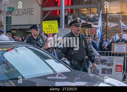 NEW YORK, N.Y. – 13 ottobre 2023: Gli agenti di polizia di New York vengono visti a Manhattan durante manifestazioni pro-israeliane e pro-palestinesi. Foto Stock