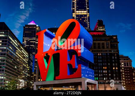 Philadelphia, PA - US - 13 ottobre 2023 veduta serale di LOVE Park, con la sua riproduzione della scultura AMOROSA del 1970 di Robert Indiana affacciata sulla piazza. L Foto Stock