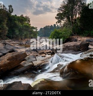 Lungo il percorso Pakse Loop, moto d'acqua a lunga esposizione, meravigliose formazioni rocciose e grandi massi scintillanti, guardando il tramonto lungo il Vang ng Foto Stock