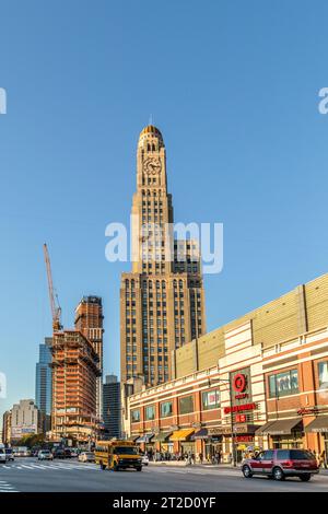 New York, USA - 20 ottobre 2015: Persone che camminano davanti alla Williamsburgh Savings Bank Tower e ad Atlantic Avenue, nel centro di Brooklyn, New York. Foto Stock
