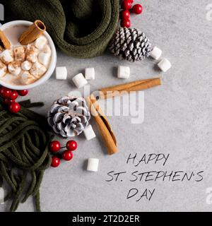 Composto di testo Happy st stephen's Day su tazza di cioccolata calda, sciarpa, marshmallow, ciliegia Foto Stock