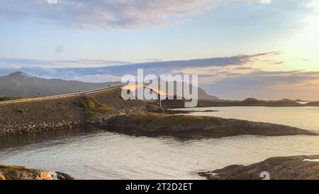 Il ponte Storseisundet, l'attrazione principale della strada atlantica. Norvegia. La contea di More og Romsdal e il ponte di James Bond. Foto Stock