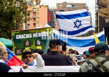 Bogotà, Colombia - 18 ottobre 2023. Israele e Colombia bandierano la protesta pacifica dei membri della riserva attiva dell'esercito e della polizia Foto Stock