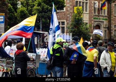 Bogotà, Colombia - 18 ottobre 2023. Israele e Colombia bandierano la protesta pacifica dei membri della riserva attiva dell'esercito e della polizia Foto Stock