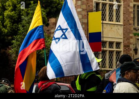 Bogotà, Colombia - 18 ottobre 2023. Israele e Colombia bandierano la protesta pacifica dei membri della riserva attiva dell'esercito e della polizia Foto Stock