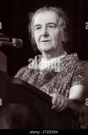 Il primo ministro israeliano, Golda Meir (1898-1978), parla al Waldorf-Astoria Hotel di New York nel 1969. (USA) Foto Stock