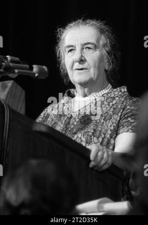 Il primo ministro israeliano, Golda Meir (1898-1978), parla al Waldorf-Astoria Hotel di New York nel 1969. (USA) Foto Stock