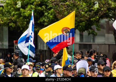 Bogotà, Colombia - 18 ottobre 2023. Israele e Colombia bandierano la protesta pacifica dei membri della riserva attiva dell'esercito e della polizia Foto Stock