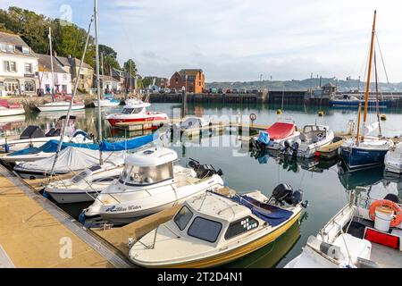 Padstow Cornwall, barche nel porto di questa popolare destinazione turistica sulla costa nord della Cornovaglia, Inghilterra, Regno Unito, 2023 Foto Stock