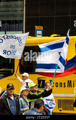 Bogotà, Colombia - 18 ottobre 2023. Israele e Colombia bandierano la protesta pacifica dei membri della riserva attiva dell'esercito e della polizia Foto Stock