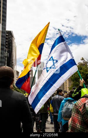 Bogotà, Colombia - 18 ottobre 2023. Israele e Colombia bandierano la protesta pacifica dei membri della riserva attiva dell'esercito e della polizia Foto Stock