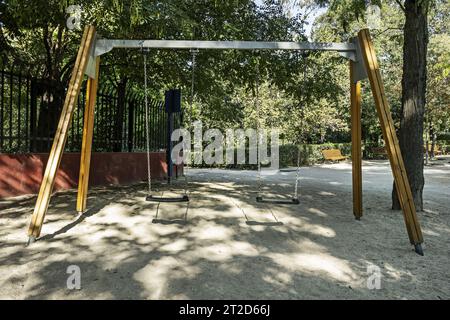 Un'altalena con piedini di legno e catene Foto Stock