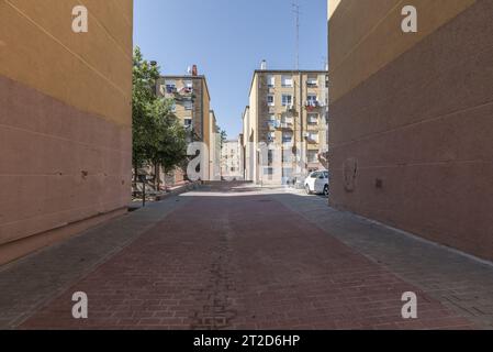 Passeggiata pedonale tra gli edifici di una colonia residenziale costruita negli anni '1950 Foto Stock