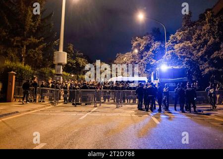Gli agenti di polizia bloccano la strada che porta all'ambasciata israeliana durante la manifestazione. Le morti di centinaia di persone causate dai bombardamenti israeliani all'ospedale battista al-Ahli di Gaza sono oggetto di proteste in molte parti della Turchia. I membri del Partito dei lavoratori turchi (TWP) si riunirono davanti all'ambasciata israeliana ad Ankara e protestarono contro gli attacchi alla Palestina. (Foto di Bilal Seckin / SOPA Images/Sipa USA) Foto Stock