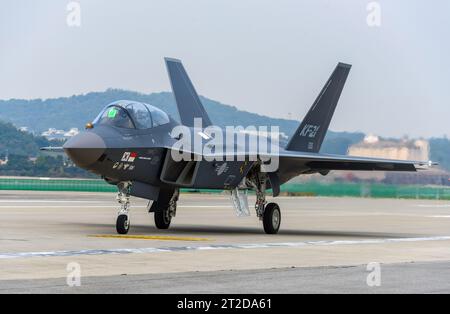 Seoul, Corea del Sud. 18 ottobre 2023. Il jet da caccia KF-21 in fase di sviluppo della Corea del Sud è atterrato dopo una dimostrazione aerea durante la Seoul International Aerospace and Defense Exhibition (ADEX) 2023 presso la base aerea di Seongnam, a sud di Seul. La Seoul International Aerospace and Defense Exhibition (ADEX) presso la base aerea di Seongnam dal 17 al 22 ottobre e 550 aziende provenienti da 35 paesi parteciperanno. Credito: SOPA Images Limited/Alamy Live News Foto Stock