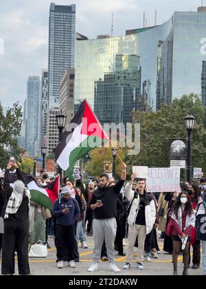 Toronto, Canada - 18 ottobre 2023: Messaggi scritti su cartelloni, voci sollevate all'unisono, i cittadini di Toronto chiedono la cessazione delle ostilità e un Foto Stock