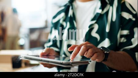 Uomo, mani e tablet di stilisti di moda in ricerca, comunicazione o networking in boutique. Primo piano di una persona maschile sulla tecnologia per la ricerca online Foto Stock