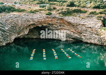 Piccola fattoria di ostriche vicino a una grotta rocciosa nella baia di Cattaro. Montenegro Foto Stock