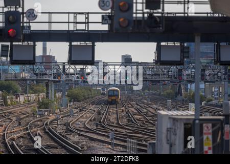 Vista di più binari ferroviari e segnali a cavalletto a est delle piattaforme presso la stazione di London Bridge, Londra, Regno Unito Foto Stock