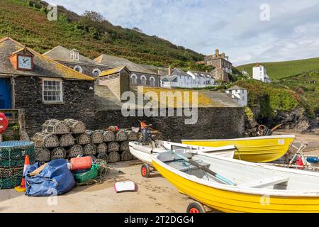 Villaggio di pescatori di Port Isaac in Cornovaglia, barche da pesca e vasi per la pesca di granchi di aragosta sul porto, Inghilterra, Regno Unito, settembre 2023 Foto Stock