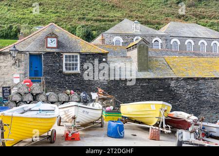 Villaggio di pescatori di Port Isaac in Cornovaglia, barche da pesca e vasi per la pesca di granchi di aragosta sul porto, Inghilterra, Regno Unito, settembre 2023 Foto Stock