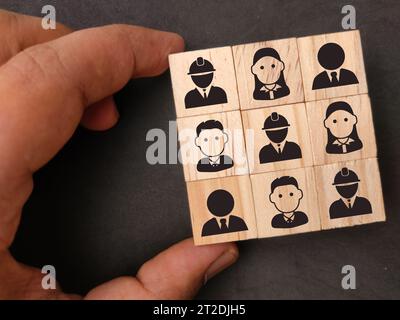 Blocco di legno con le icone di un gruppo di lavoratori del team. il concetto di relazioni di gruppo Foto Stock