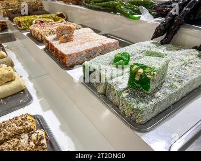 Molti deliziosi dolci orientali turchi colorati e dessert dolci dolci turchi nel negozio. Foto Stock