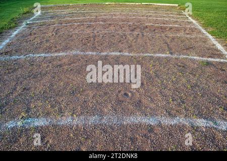 il vecchio colpo ha messo le linee dei box su una pista di atletica all'aperto Foto Stock