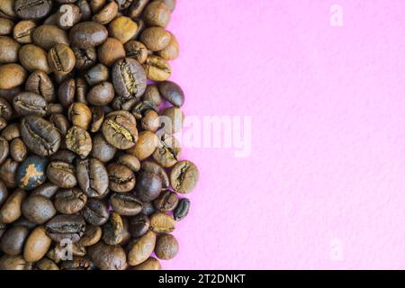 Bella texture di fresco arrostito selezionati deliziosi e ricchi chicchi di caffè naturali fragranti, chicchi di caffè arabica, robusta. Piatto e co Foto Stock