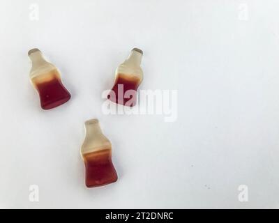 La lettera V fatta di marmellata sotto forma di bottiglie con limonata. lettera creativa. iscrizione insolita. alto contenuto calorico, lettera dolce, delicious des Foto Stock