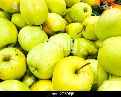 Bella vitamina dolce naturale del sud, verde e matura, deliziose mele orientali brillanti, frutta. Trama, sfondo. Foto Stock