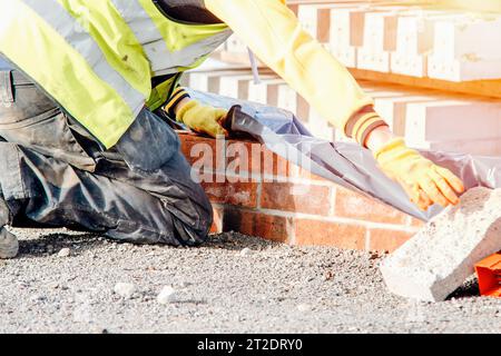 Installazione della membrana impermeabile al piano terra su una nuova casa in primo piano Foto Stock