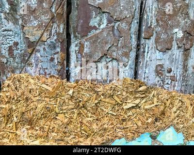 struttura, tavola di legno con danni. materasso in legno. il riempimento della tavola è fatto di segatura compressa. l'albero giace sul pannello di recinzione con pelo shabby Foto Stock