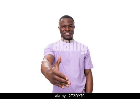 un giovane americano sorridente e divertente vestito con una t-shirt di cotone su sfondo bianco con spazio per la copia Foto Stock