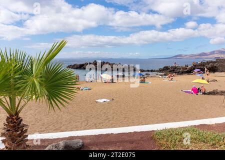 Vista spiaggia, Playa Chica, Puerto del Carmen, Lanzarote, Isole Canarie, Regno di Spagna Foto Stock