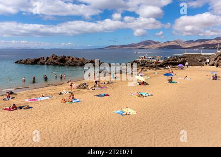 Vista spiaggia, Playa Chica, Puerto del Carmen, Lanzarote, Isole Canarie, Regno di Spagna Foto Stock