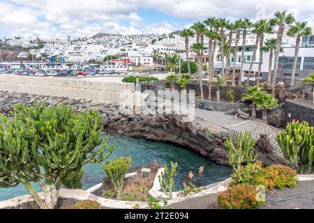 Piccola baia vicino al porto della città Vecchia, Puerto del Carmen, Lanzarote, Isole Canarie, Regno di Spagna Foto Stock