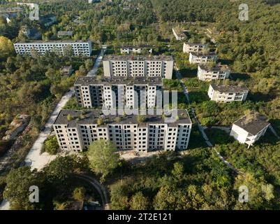 Zona residenziale abbandonata e edifici. Sembra la città fantasma di Pripyat, zona di Chernobyl, Ucraina. La gente ha lasciato questo posto molto tempo fa. Casa Foto Stock