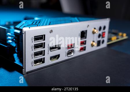 Scheda madre moderna, potente e veloce con connettori per HDMI e USB. Concetto hardware del PC. slot di connessione via cavo internet Foto Stock