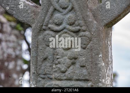 La Kildalton Cross è un'alta croce monolitica a forma di croce celtica nel cimitero dell'ex chiesa parrocchiale di Kildalton, sull'isola di Islay. Foto Stock