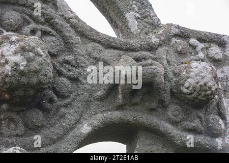 La Kildalton Cross è un'alta croce monolitica a forma di croce celtica nel cimitero dell'ex chiesa parrocchiale di Kildalton, sull'isola di Islay. Foto Stock