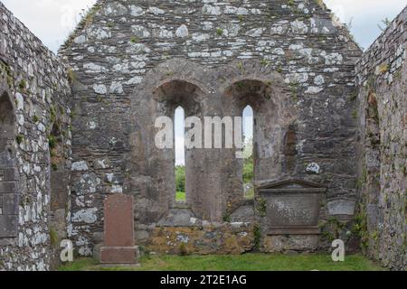 La Kildalton Cross è un'alta croce monolitica a forma di croce celtica nel cimitero dell'ex chiesa parrocchiale di Kildalton, sull'isola di Islay. Foto Stock