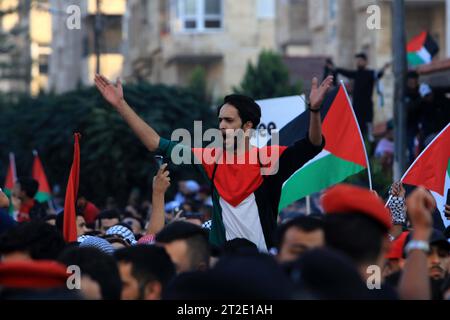 Amman, Jordan. 18 ottobre 2023. La gente partecipa a una manifestazione pro-palestinese contro il mortale attacco a un ospedale nella Striscia di Gaza, vicino all'ambasciata israeliana ad Amman, in Giordania, il 18 ottobre 2023. Credito: Mohammad Abu Ghosh/Xinhua/Alamy Live News Foto Stock